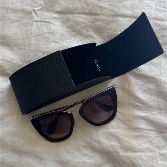 Tortoise Shell Sunglasses - Picture 4 of 4